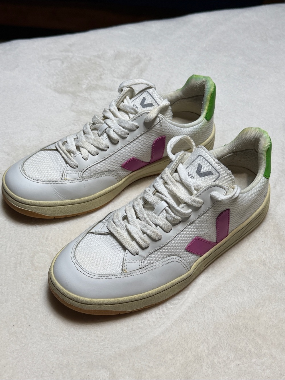 VEJA V-12 LEATHER SNEAKER 👟 Size 7 Woman’s